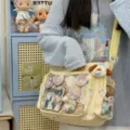 Bolso mensajero Ita bonito con ventana transparente para pines de anime y peluche amarillo. - Amarillo con Colgante
