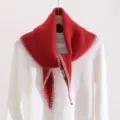 Écharpe triangulaire en tricot rouge avec bordure blanche, accessoire d'hiver confortable. - Bleu Géométrique / Rouge