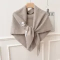 Gros plan détaillé sur l'écharpe en tricot beige douce avec broderie de chiot et texture raffinée. - Châle Triangle Agneau Chanceux / Couleur Avoine