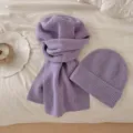 Vue détaillée de l'ensemble écharpe et bonnet en tricot mauve d'hiver, chaud et épais cozy. - Ensemble en Maille (Spéc. Écharpe) / Violet Taro