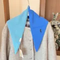 Vue detaillee du foulard triangulaire en tricot 100% laine bleue, accessoire d'hiver. - Foulard Triangle Bicolore / Bleu Foncé Clair