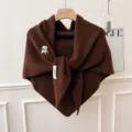 Châle en tricot marron confortable pour femme, écharpe triangulaire automne hiver avec patch. - Châle Triangle Agneau Chanceux / Café
