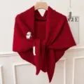 Détail de châle tricoté en mélange de laine rouge, écharpe mode chaude et douillette. - Châle Triangle Agneau Chanceux / Rouge