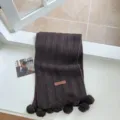 Écharpe tricotée unie de style coréen avec de jolis pompons pour l'automne et l'hiver. - Style Pompon / Café