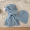 Détail de l'ensemble écharpe et bonnet en tricot bleu clair, texture douce et chaude d'hiver. - Ensemble en Maille (Spéc. Écharpe) / Bleu ciel
