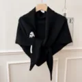 Détail de châle écharpe en tricot noir, accessoire tendance pour femme en mélange de laine. - Châle Triangle Agneau Chanceux / Noir
