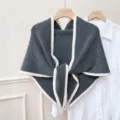 Écharpe triangulaire en tricot gris foncé avec bordure blanche, accessoire d'hiver confortable. - Gris