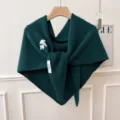 Écharpe châle en tricot mélange laine vert foncé, texture douillette et broderie fine. - Châle Triangle Agneau Chanceux / Vert