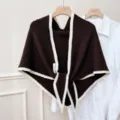 Chale triangulaire en tricot marron avec bordure blanche hiver chaud echarpe detail - Café