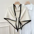 Detail de chale triangulaire en tricot, blanc creme avec lisere noir, chaud automne hiver. - Blanc Cassé