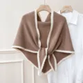 Châle triangulaire en tricot marron avec bordure blanche, accessoire chaud d'hiver. - Chameau