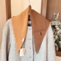 Vue détaillée de l'écharpe triangulaire en tricot de laine bicolore sur manteau à chevron. - Foulard Triangle Bicolore / Café Camel