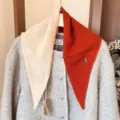 Vue détaillée de l'écharpe triangulaire en laine bicolore, beige et orange rouille. - Foulard Triangle Bicolore / Beige Orange Caramel
