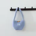 Sac à main tricoté bleu clair avec fermeture en bois, petit sac décontracté pour femme. - Bleu clair