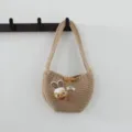 Vue détaillée du sac à main en tricot avec broderie de lapin et bouton en corne. - Kaki