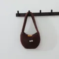 Sac à main en tricot marron avec bouton en bois et petite étiquette tissée pour les femmes. - Café