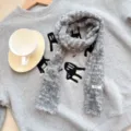 Vue détaillée de l'écharpe en tricot gris, texture douce et accessoire d'hiver cosy. - Baguette à Pois / Largeur 9cm / Gris