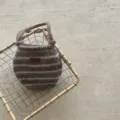 Vue détaillée d'un sac à main tricoté rayé confortable aux couleurs contrastées et étiquette. - Rayures Bicolores / Avoine