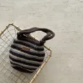 Vue détaillée d'un mini sac à main élégant en tricot rayé avec un design de couleur contrastée. - Rayures Bicolores / Café
