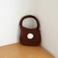 Sac à main en tricot marron douillet avec pompon blanc, fourre-tout tendance automne hiver. - Café