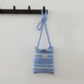 Détail de sac bandoulière en tricot rayé, mini pochette pour téléphone très tendance. - Bleu et Beige