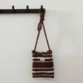 Vue détaillée du sac à bandoulière en tricot rayé marron et blanc sur le crochet - Beige Café