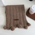Écharpe tricotée unie de style coréen pour femmes, écharpe d'hiver épaisse et duveteuse à pompons. - Style Pompon / Couleur Thé au Lait