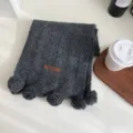 Confortable écharpe en tricot gris foncé pour femmes avec de jolis pompons pour l'hiver. - Style Pompon / Gris foncé