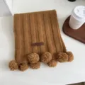 Écharpe d'hiver en tricot uni avec de jolis pompons, tour de cou chaud pour femmes. - Style Pompon / Couleur caramel