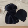 Ensemble écharpe et bonnet en tricot bleu marine, chapeau chaud d'hiver et tour de cou confortable. - Bleu marine