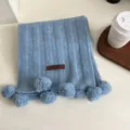 Écharpe tricotée bleu clair pour femme avec pompons, écharpe d'hiver chaude et douce mignonne. - Style Pompon / Aqua