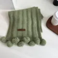 Écharpe en tricot vert avec pompons, accessoire d'hiver chaud et doux pour femmes, style cosy. - Style Pompon / Vert