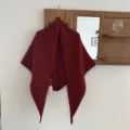 Vue détaillée du châle en tricot rouge foncé, écharpe d'hiver chaude pour femmes. - Rouge