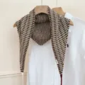 Écharpe triangulaire en tricot de laine à motif écossais style coréen avec fines brides. - Bordeaux