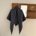 Châle triangulaire en tricot gris foncé pour femme, écharpe cape oversize chaude pour l'hiver - Gris