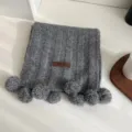 Écharpe en tricot gris avec pompons mignons, écharpe d'hiver douce et chaude pour femmes chic - Style Pompon / Gris clair