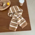 Écharpe en tricot rayée marron et blanc pour femmes, élégant accessoire chaud d'hiver. - Écharpe Croisée à Rayures Tricolores / Khaki Beige