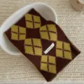 Vue de détail d'écharpe en tricot argyle rétro coréenne, cache-col d'hiver marron et jaune. - Marron Jaune / Écharpe Croisée Argyle