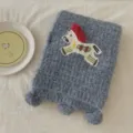 Écharpe d'hiver en tricot bleu douillet avec charmante broderie de cheval et pompons. - 18x160cm / Bleu clair