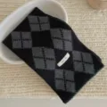 Vue détaillée de l'écharpe en tricot à motif argyle noir et gris, chauffe-cou d'hiver - Noir et Gris / Écharpe Croisée Argyle