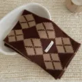 Gros plan sur une écharpe en tricot motif argyle rétro marron pour un style automne et hiver. - Brun Rougeâtre / Écharpe Croisée Argyle