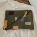 Vue détaillée de l'écharpe en tricot à blocs de couleur géométriques pour femme, châle. - Vert foncé