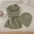 Ensemble écharpe et bonnet en tricot vert sauge, parfait pour l'automne et l'hiver. - Vert Haricot