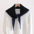Vue détaillée de l'élégante écharpe triangulaire en tricot noir avec coutures bleues. - Bleu Géométrique / Noir