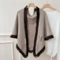 Vue détaillée d'une cape châle tricotée vintage à franges beiges et marron pour femmes. - Chameau Clair