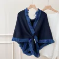 Vue détaillée du châle en tricot à franges vintage, cape croisée bleu foncé pour automne et hiver. - Bleu marine