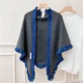 Châle triangulaire en tricot gris avec franges bleues, cape écharpe élégante. - Gris foncé