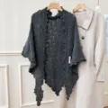 Châle triangulaire en tricot gris foncé avec volants, écharpe cape d'hiver rétro élégante et chaude. - Châle Triangulaire Surjeté / Gris foncé