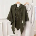 Scialle triangolare lavorato a maglia verde scuro da donna, elegante mantella calda autunno inverno. - Scialle Triangolare Sopraggitto / Verde scuro