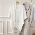 Scialle in maglia bianca con bordo volant, comoda mantella invernale e dettaglio rétro chic. - Scialle Triangolare Sopraggitto / Bianco avorio